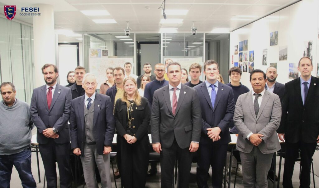 El pasado viernes 7 de noviembre, la Encargada de Negocios con funciones de Embajadora, la Excma. Sra. Dª. Dana Erlich, impartió una conferencia a los alumnos de la XVII Promoción del Máster en Liderazgo, Diplomacia e Inteligencia de FESEI y la Universidad CEU.