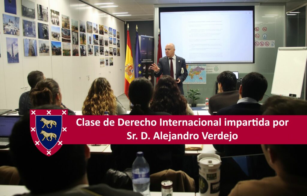 El Derecho Internacional es uno de los ámbitos de conocimiento más importantes para el futuro Oficial Analista de Inteligencia. En este sentido, los alumnos del Máster en Liderazgo, Diplomacia e Inteligencia en su XVII Promoción. Oficiales Analistas de Inteligencia, tuvieron la primera sesión de Derecho Internacional el pasado 20/12/2025, impartida por el Profesor AVP experto en Derecho Marítimo entre otras especialidades y Vicepresidente del Consejo de la Fundación.