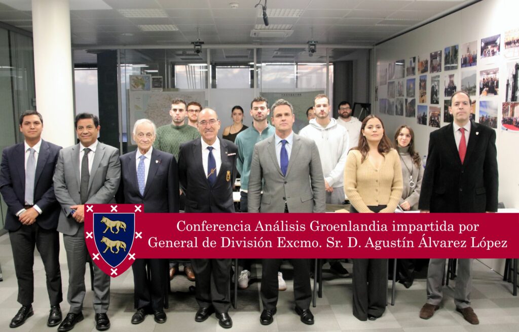 El General de División del Ejército del Aire Excmo. Sr. D. Agustín Álvarez López, experto en inteligencia militar, impartió el pasado 12 de febrero una conferencia en la Fundación de Estudios Estratégicos e Internacionales centrada en la creciente importancia geopolítica de Groenlandia, dentro de la formación a los futuros Oficiales Analistas de Inteligencia del Máster en Liderazgo, Diplomacia e Inteligencia con preparación diplomática y en Ciberinteligencia. 