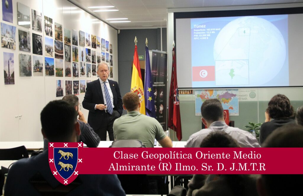 El pasado sábado, 7 de marzo de 2026, el Almirante (R) José María Treviño Ruiz, antiguo Jefe del Estado Mayor Conjunto del Cuartel General de la OTAN en Lisboa, impartió en la sede de la Fundación una clase dentro del módulo de geopolítica a los alumnos de la XVII Promoción del Máster.