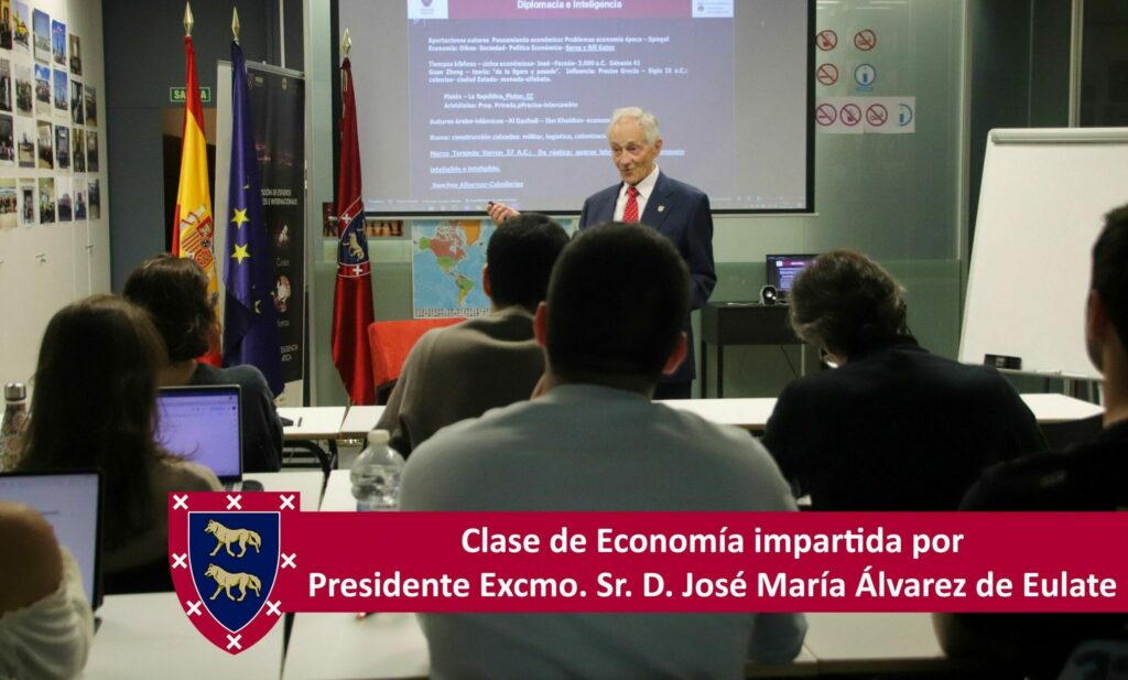 El pasado 25/4/2026, el Excmo. Sr. D. José María Álvarez de Eulate y Peñaranda, Presidente de la Fundación de Estudios Estratégicos e Internacionales (FESEI) y Doctor en Economía, impartió la primera sesión de Economía a los alumnos de la XVII Promoción.