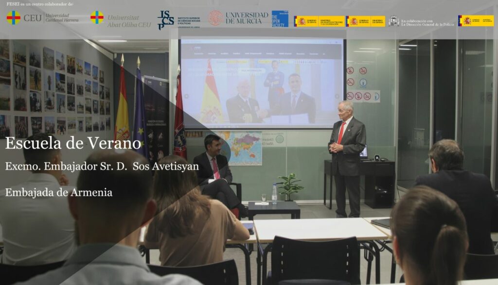 El jueves 25/6/2026 en el transcurso de la Escuela Internacional de Verano 2026, tuvo lugar la conferencia del Excmo. Embajador de la República de Armenia Sr. D. Sos Avetisyan.