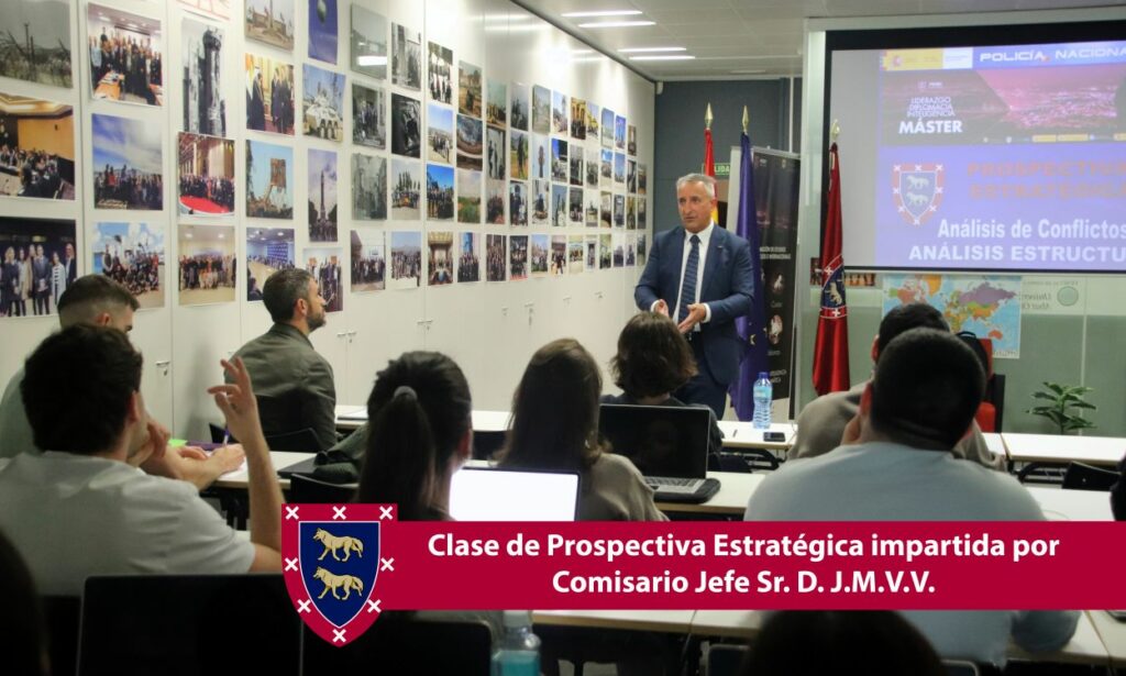 El sábado 25/4/2026 tuvo lugar la primera clase de Prospectiva dentro del Máster en Liderazgo, Diplomacia e Inteligencia. Oficial Analista de Inteligencia.